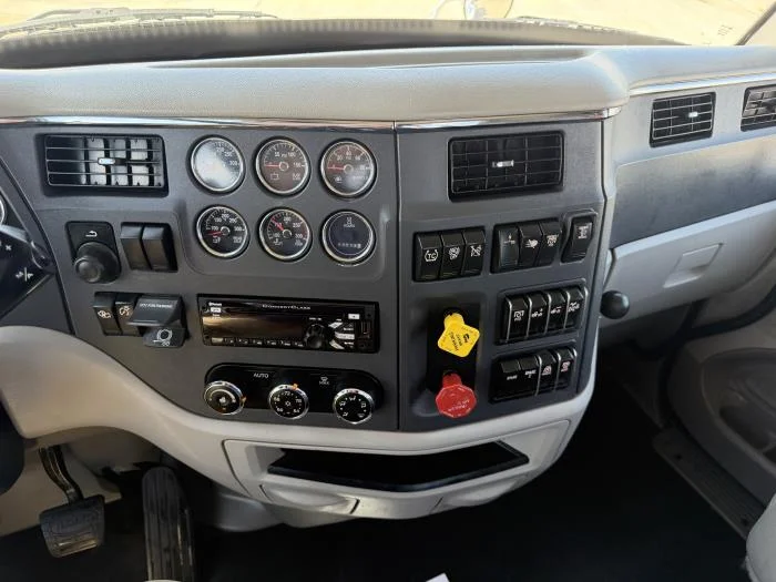2021 Peterbilt 579 — photo 30