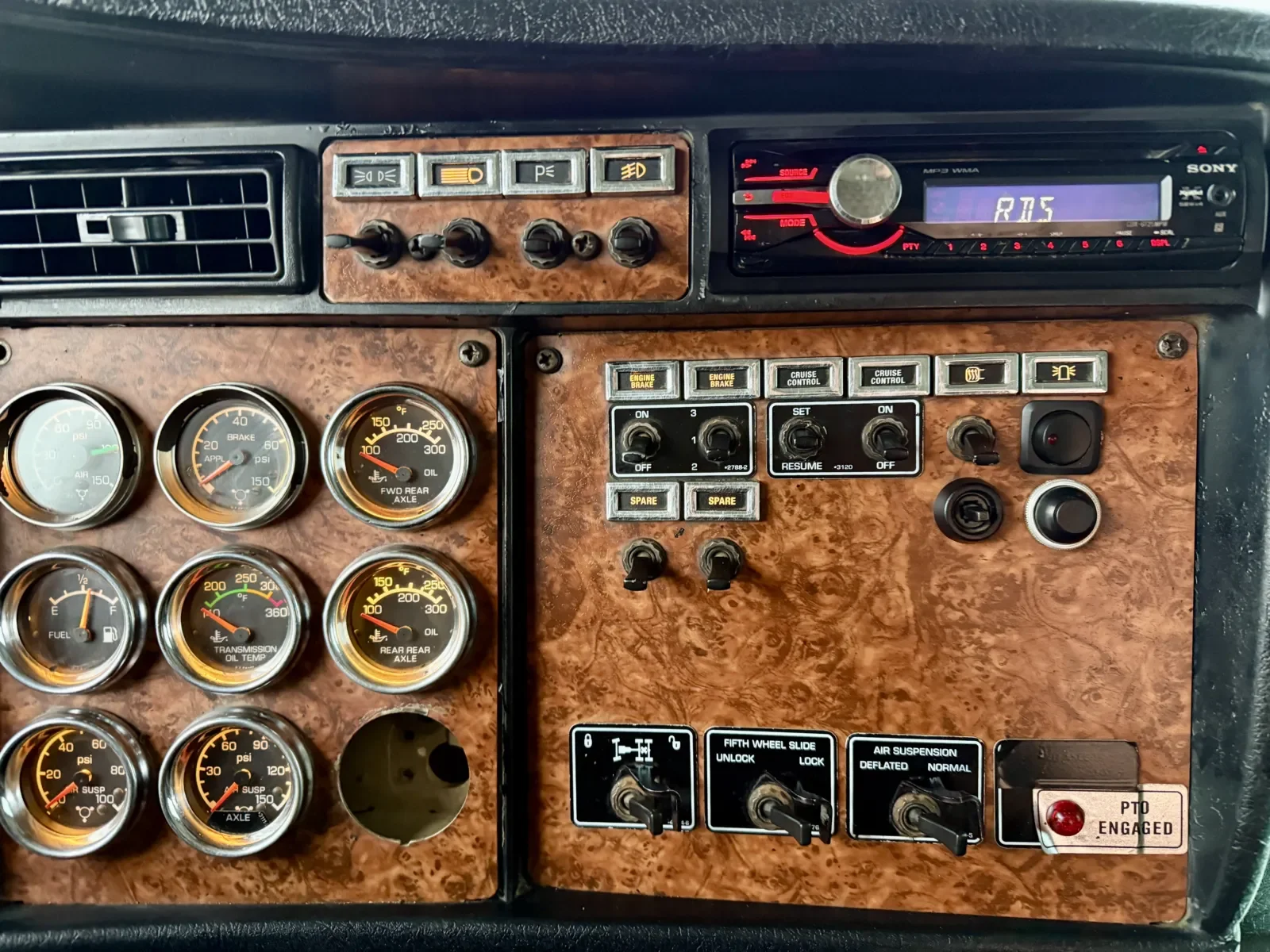 2003 Kenworth T800 - image 18