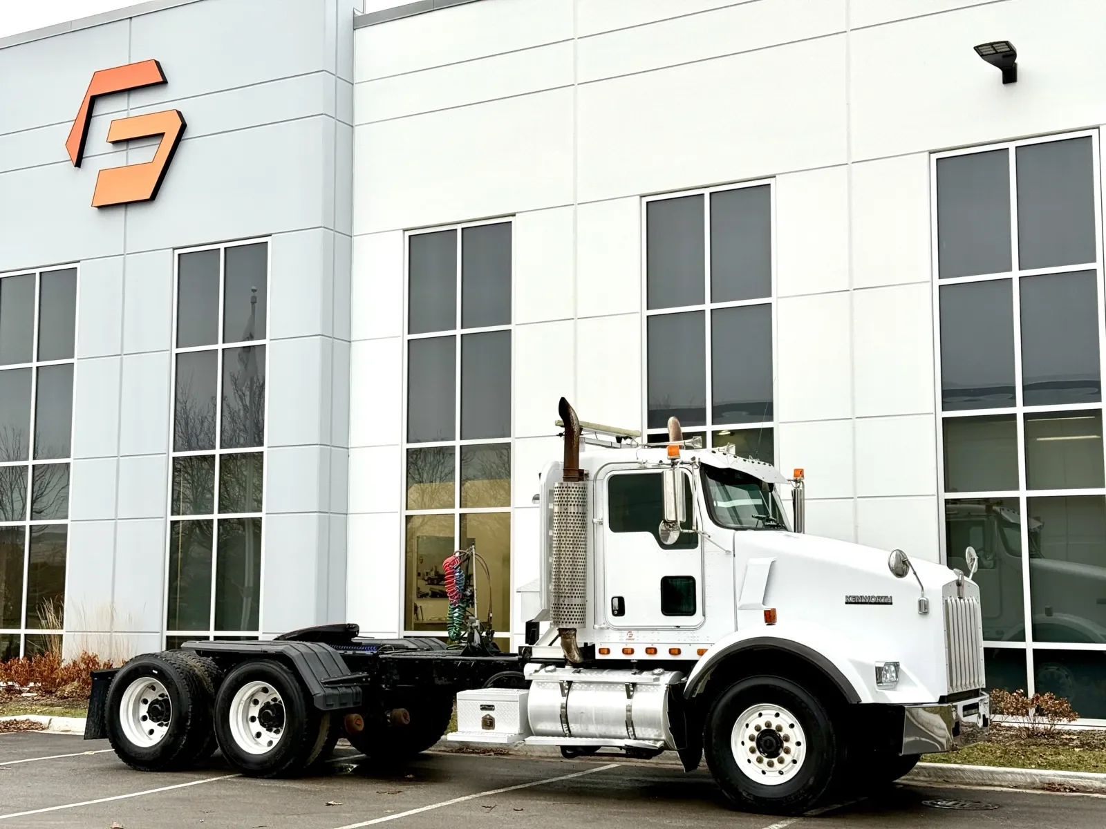 2003 Kenworth T800 - image 2