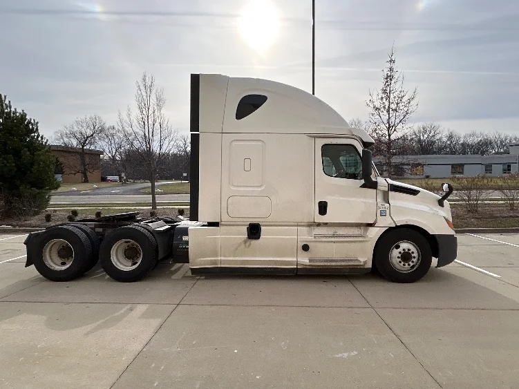 2020 Freightliner Cascadia - image 8