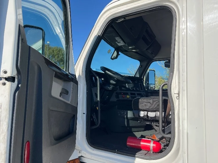 2020 Freightliner Cascadia in Sturtevant, WI — photo 9
