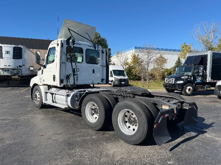 2020 Freightliner Cascadia in Sturtevant, WI — photo 5