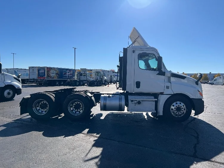 2020 Freightliner Cascadia in Sturtevant, WI — photo 8