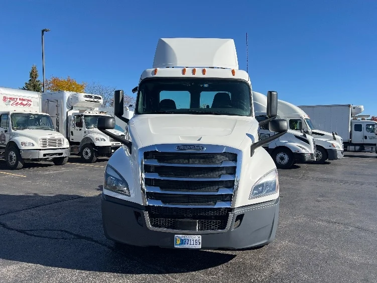 2020 Freightliner Cascadia in Sturtevant, WI — photo 2