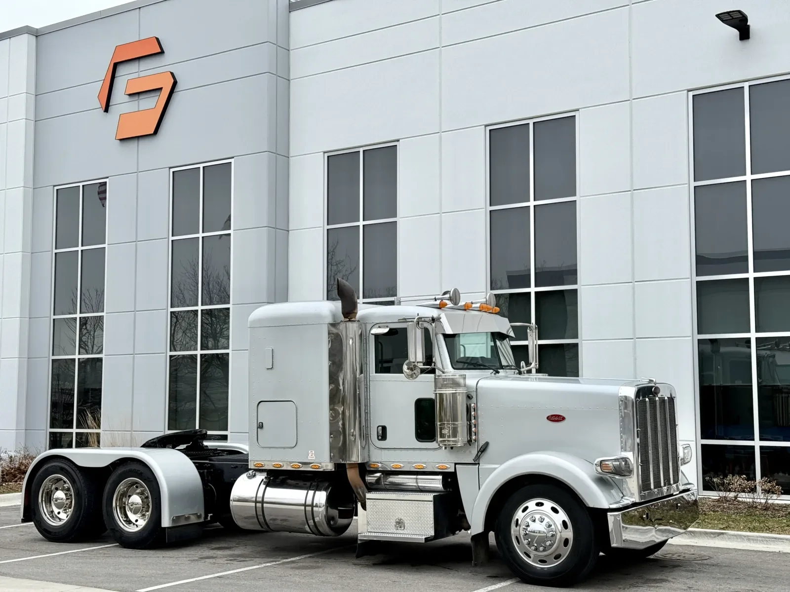 2008 Peterbilt 388 in New Lenox, IL — photo 2