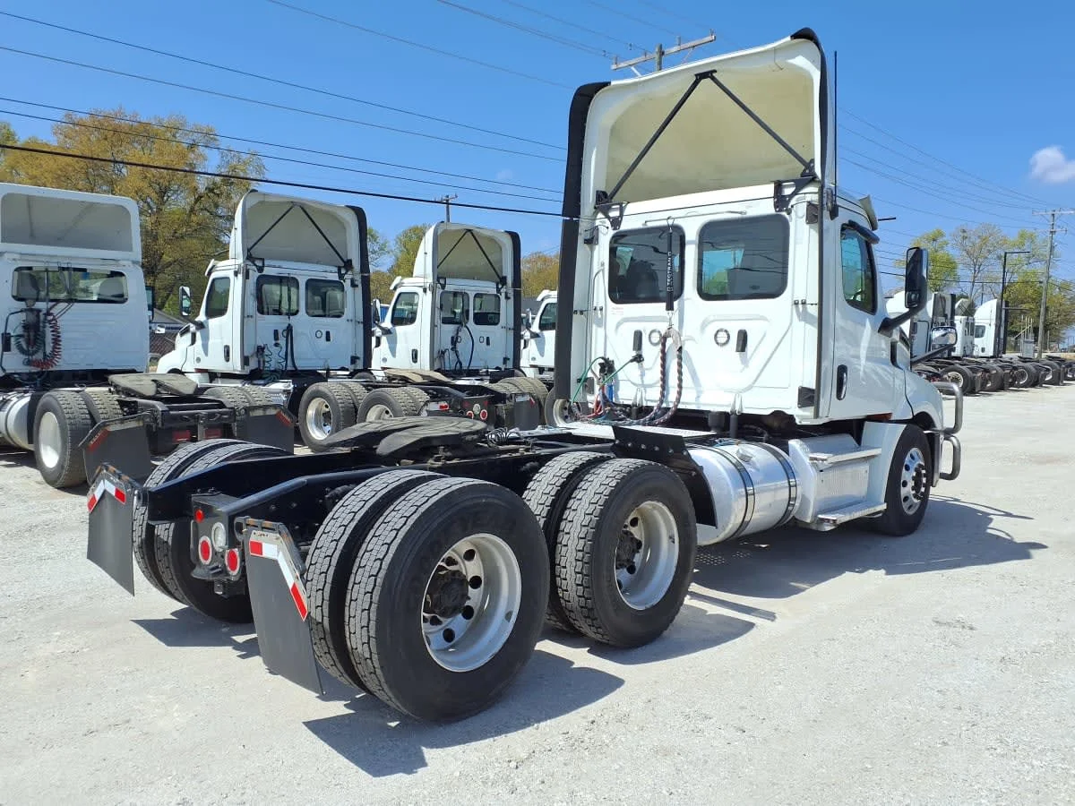 2020 Freightliner Cascadia in Greenville, SC — photo 4