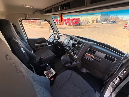 2026 Kenworth T880 in Cedar Rapids, IA — photo 3