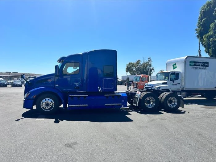 2024 Peterbilt 579 in Los Angeles, CA — photo 2