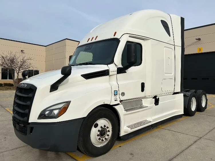 2023 Freightliner Cascadia - image 3
