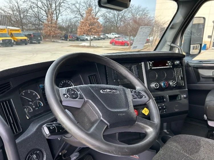 2023 Freightliner Cascadia - image 10