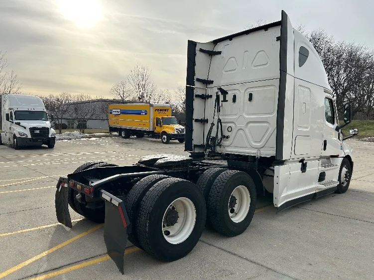 2023 Freightliner Cascadia - image 7