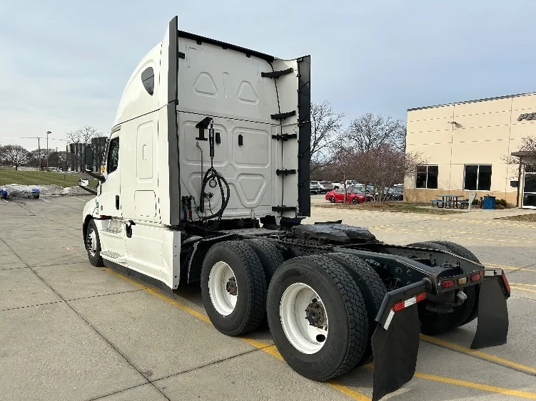 2023 Freightliner Cascadia - image 5