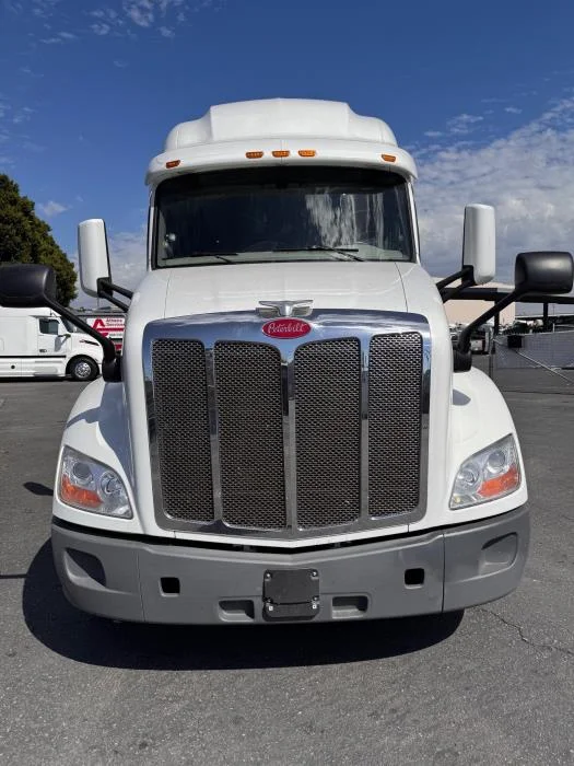2021 Peterbilt 579 in Los Angeles, CA — photo 3