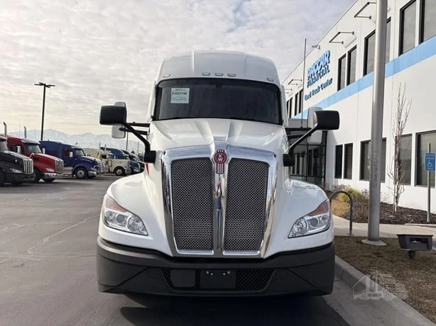 2023 Kenworth T680 in Salt Lake City, UT — photo 2