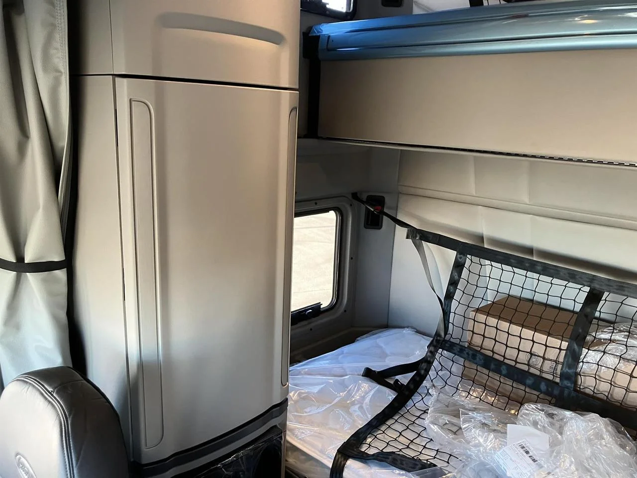 2027 Peterbilt 579 - image 8