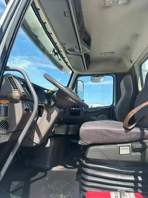 2016 Volvo VNL 300 — photo 13