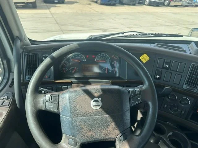 2016 Volvo VNL 300 — photo 5