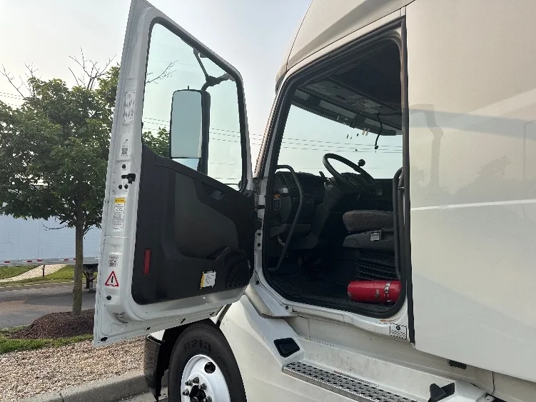 2022 Volvo VNL 760 - image 9