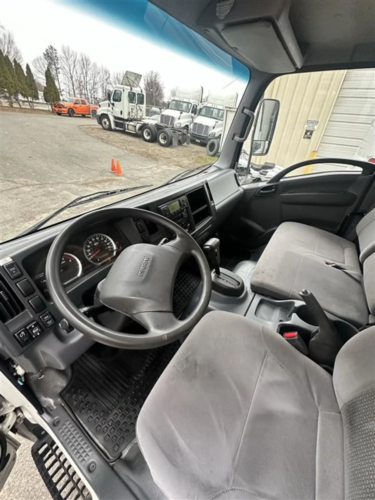 2019 Isuzu NRR - image 8