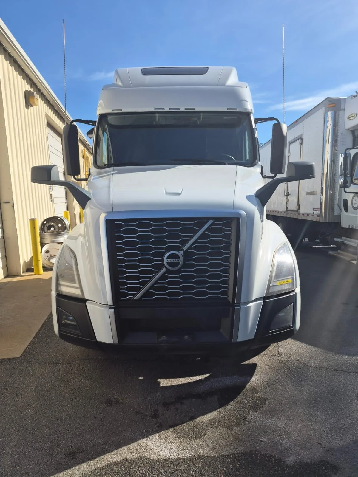 2020 Volvo VNL 860 - image 2