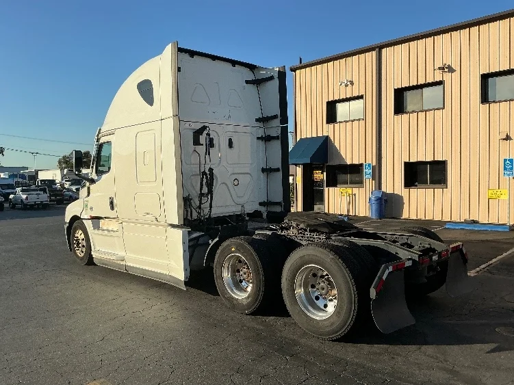 2022 Freightliner Cascadia in Torrance, CA — photo 5