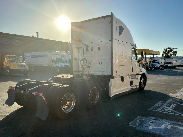 2022 Freightliner Cascadia in Torrance, CA — photo 7