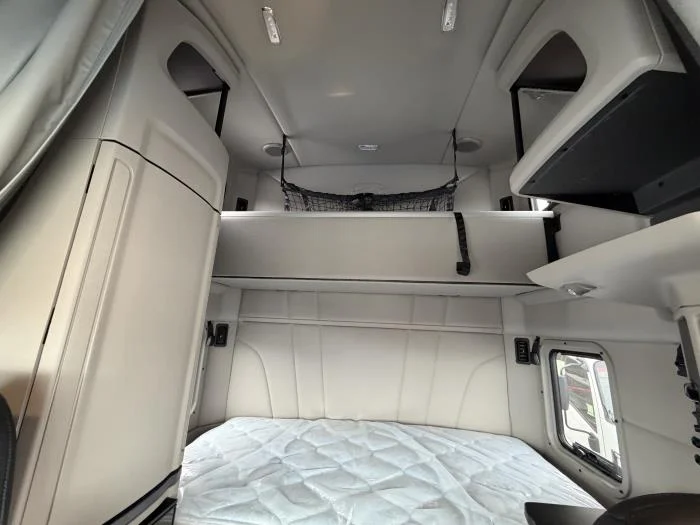 2027 Peterbilt 579 - image 16