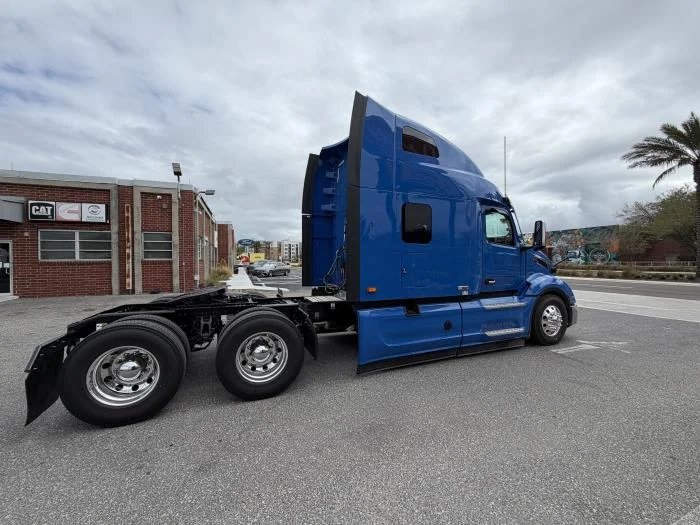 2027 Peterbilt 579 - image 7