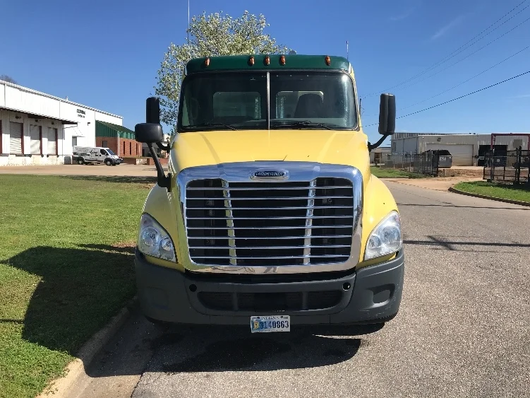 2019 Freightliner Cascadia in Montgomery, AL — photo 2