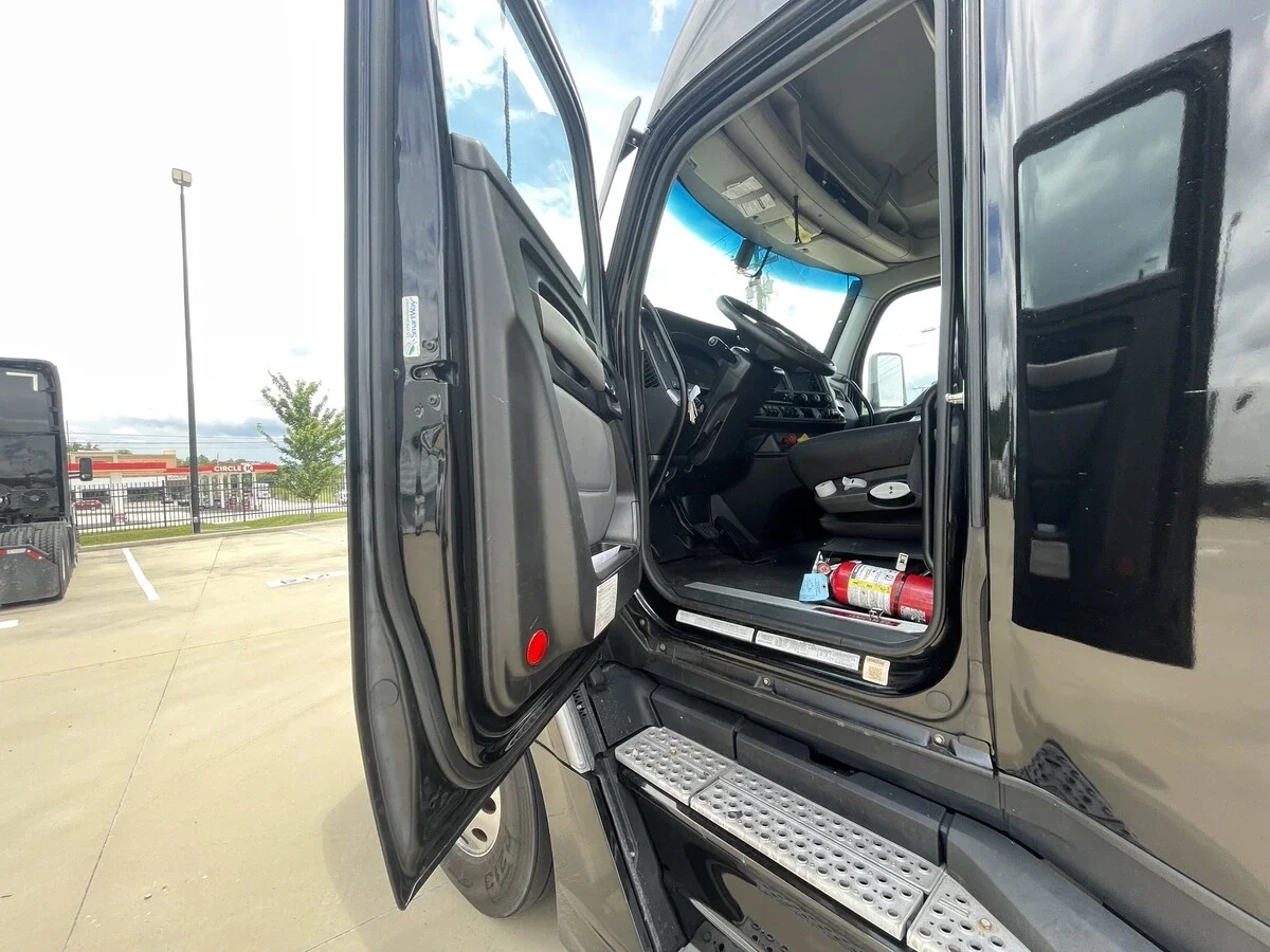 2023 Kenworth T680 — photo 20