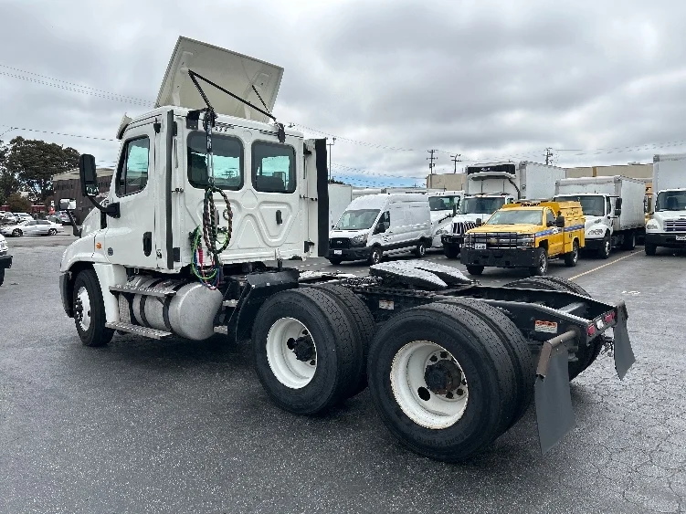 2020 Freightliner Cascadia in West Sacramento, CA — photo 5