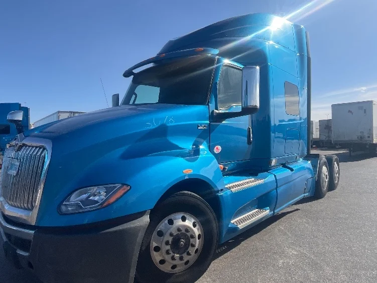 2020 International LT - image 3