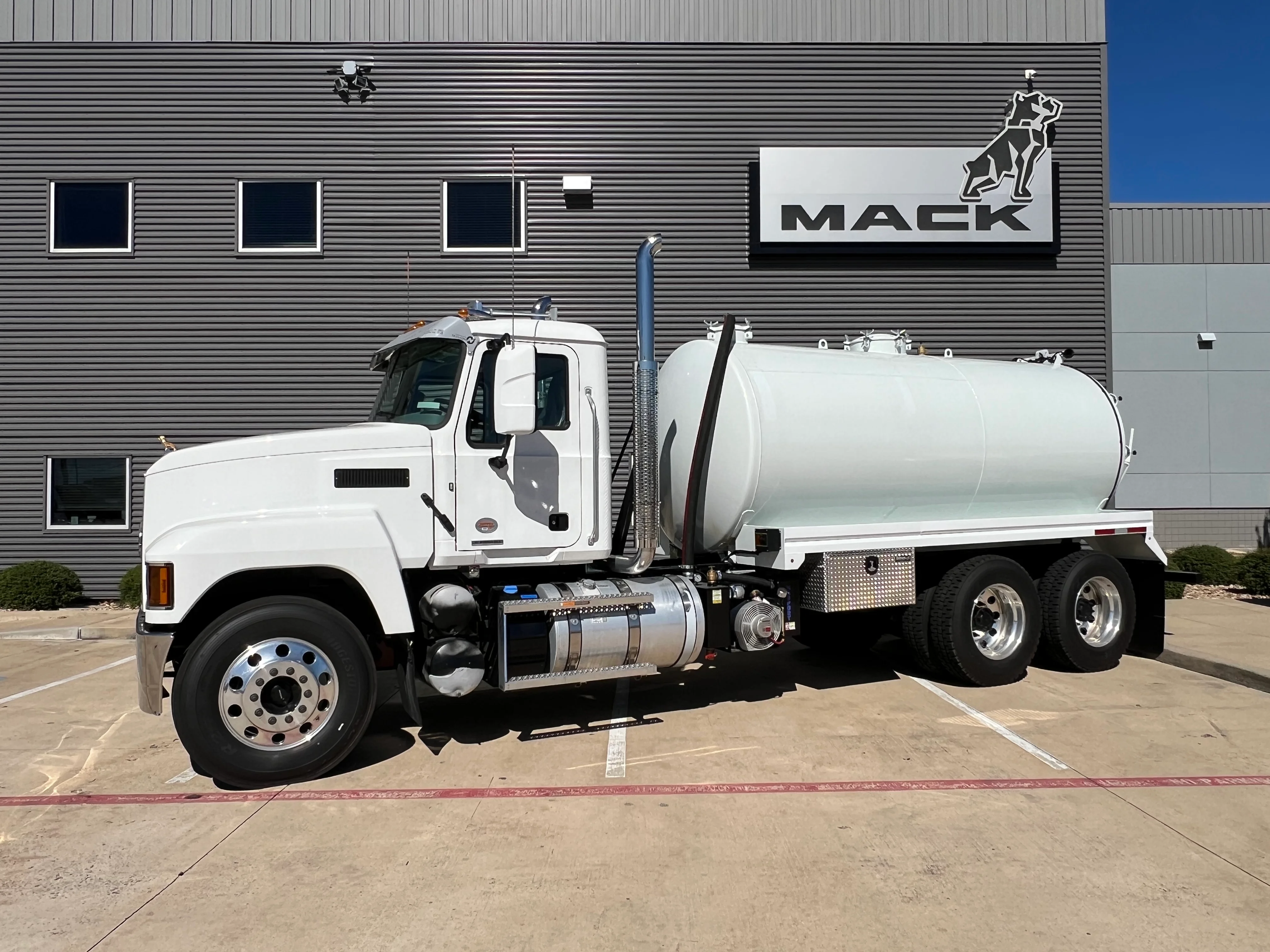 2026 Mack Pinnacle in Houston, TX
