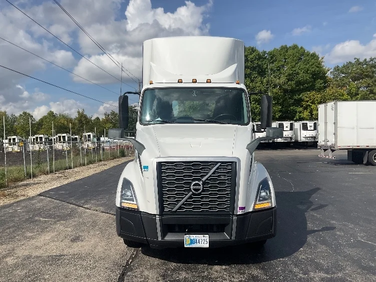 2021 Volvo VNL 300 in East Liberty, OH — photo 2