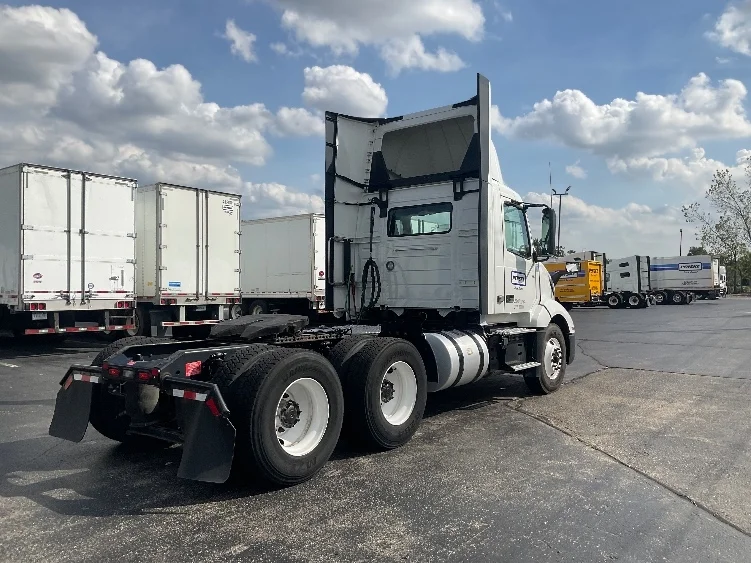 2021 Volvo VNL 300 - image 7
