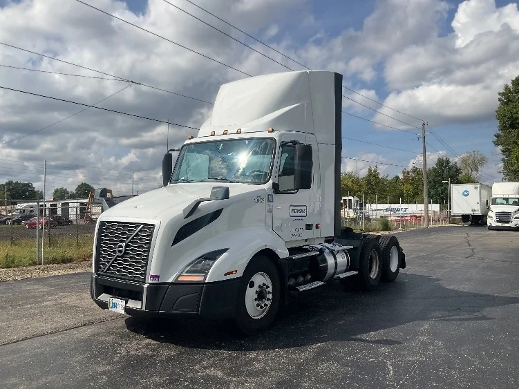 2021 Volvo VNL 300 - image 3