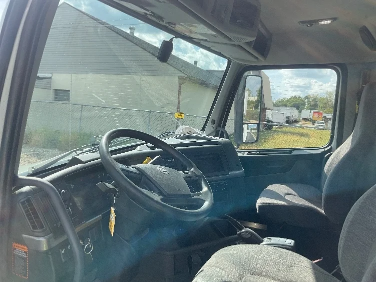 2021 Volvo VNL 300 - image 10