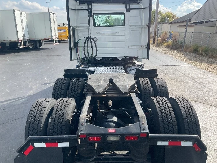 2021 Volvo VNL 300 - image 6