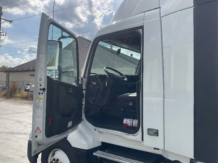 2021 Volvo VNL 300 in East Liberty, OH — photo 9