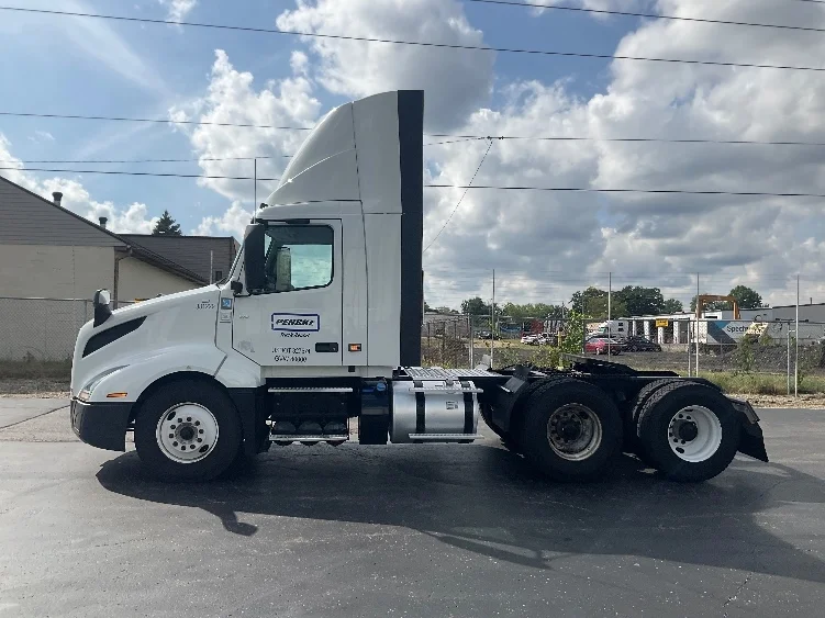 2021 Volvo VNL 300 - image 4