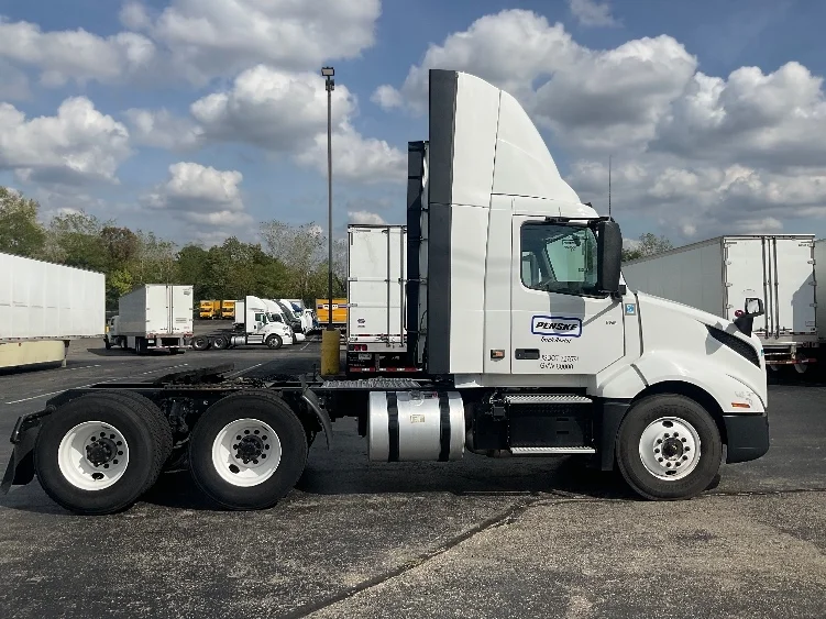 2021 Volvo VNL 300 - image 8
