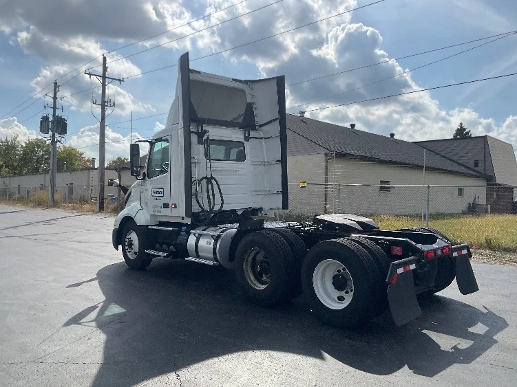 2021 Volvo VNL 300 in East Liberty, OH — photo 5