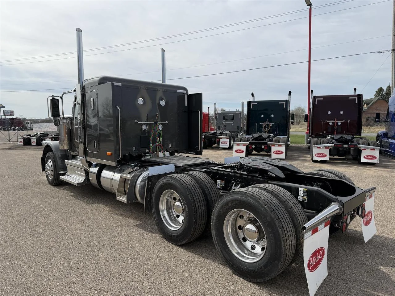 2027 Peterbilt 589 in Eau Claire, WI — photo 2