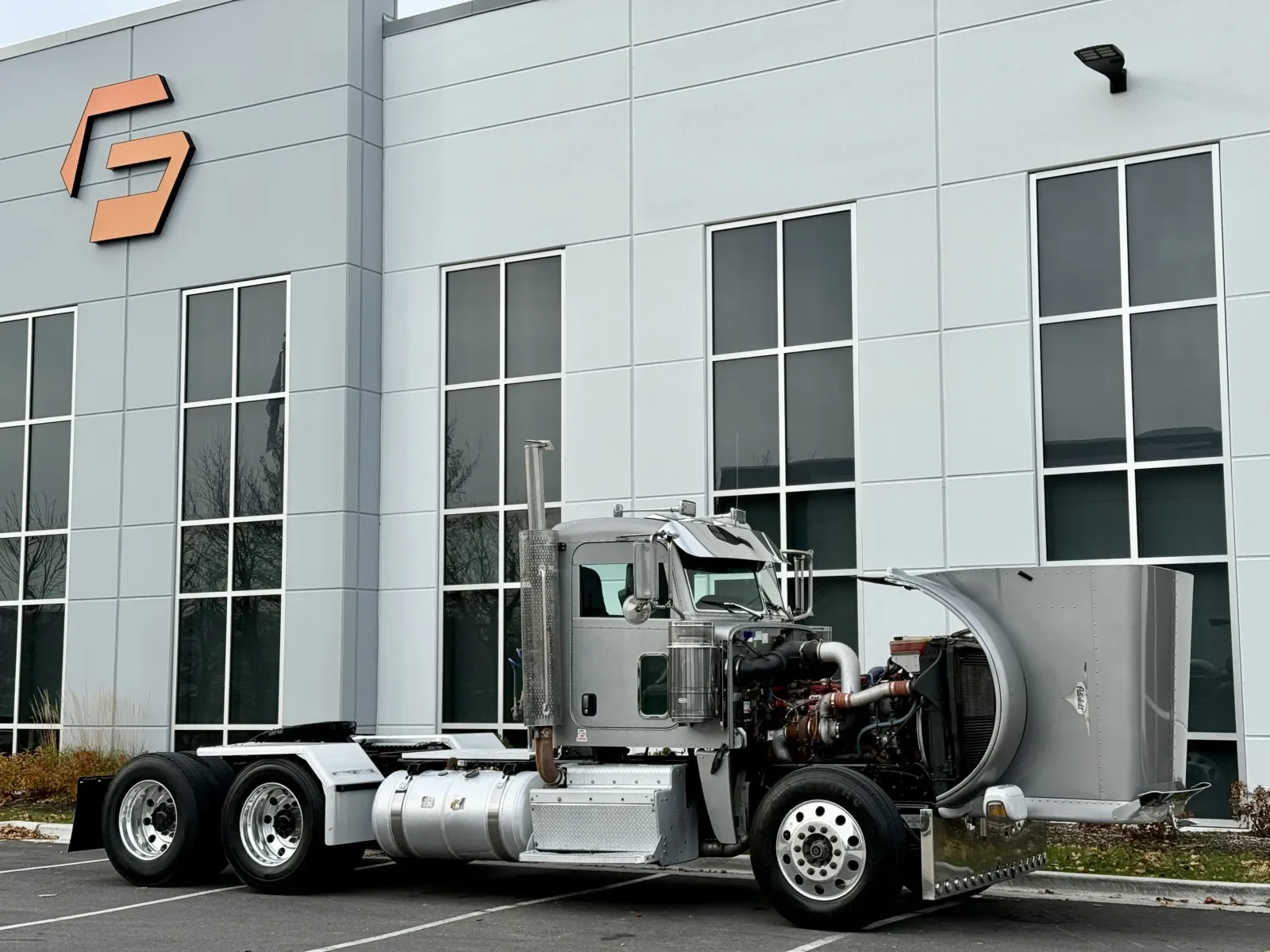 2011 Peterbilt 388 in New Lenox, IL — photo 9