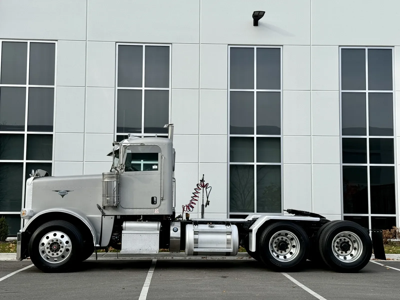 2011 Peterbilt 388 in New Lenox, IL — photo 4