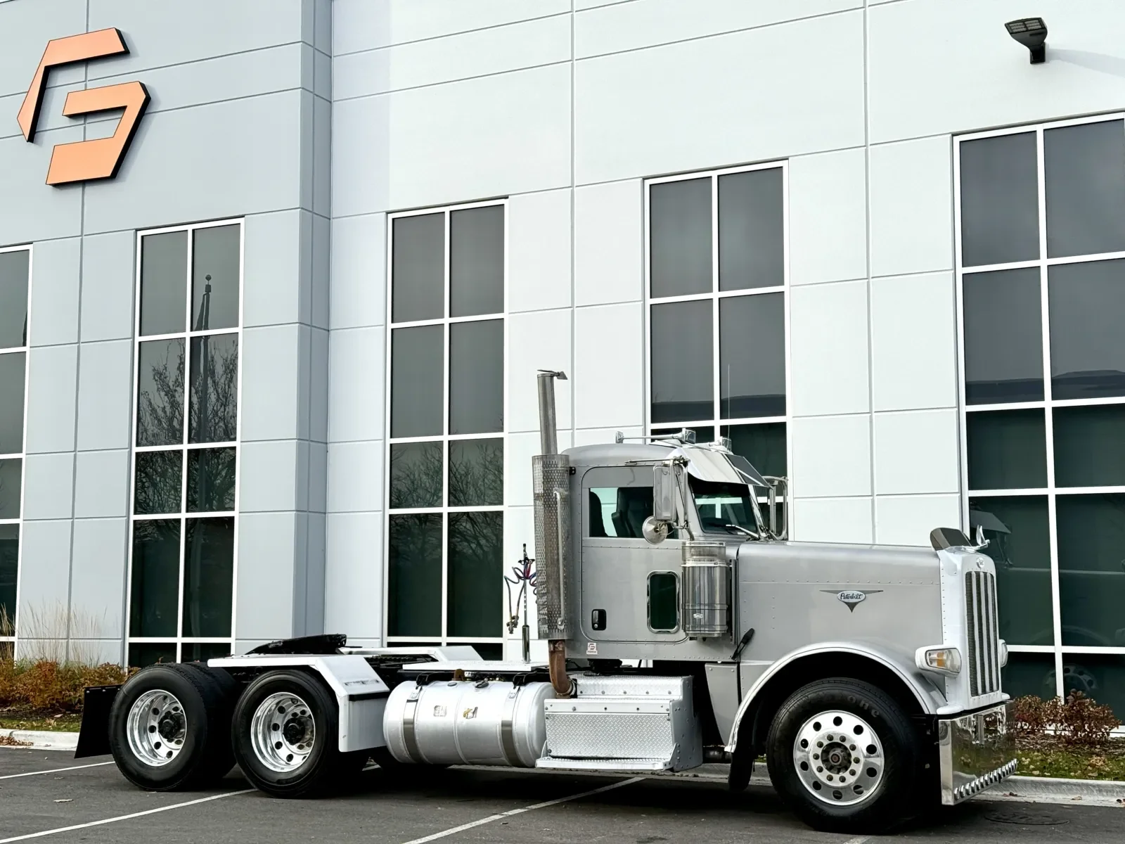 2011 Peterbilt 388 in New Lenox, IL — photo 2
