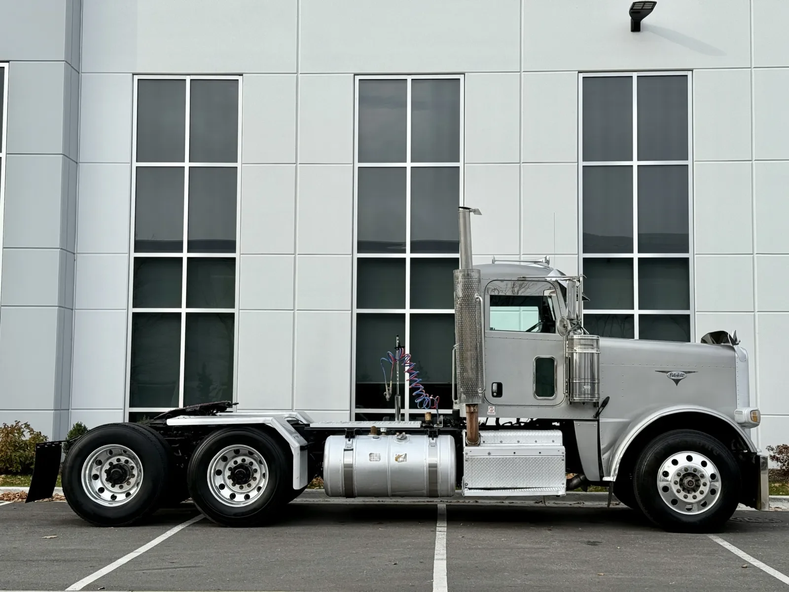 2011 Peterbilt 388 in New Lenox, IL — photo 3