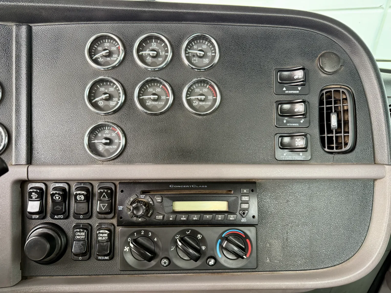 2011 Peterbilt 388 in New Lenox, IL — photo 18