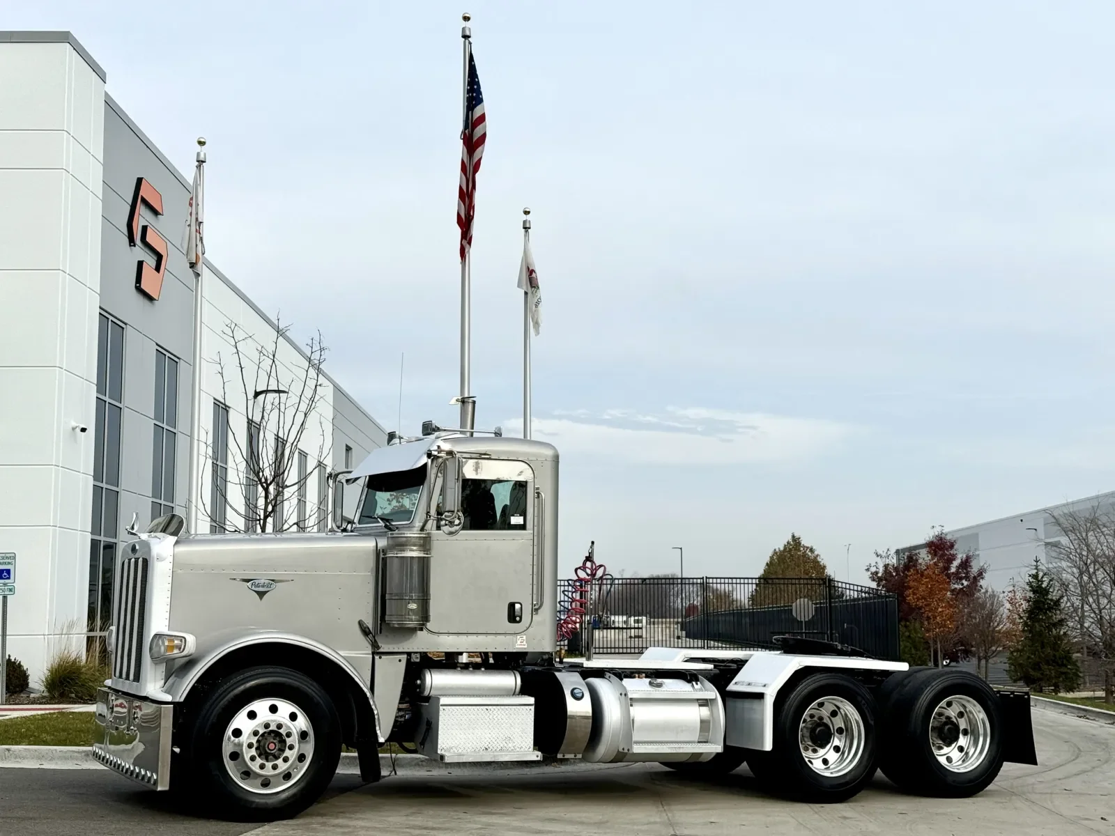 2011 Peterbilt 388 in New Lenox, IL