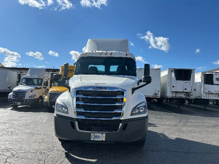2020 Freightliner Cascadia in Sturtevant, WI — photo 2
